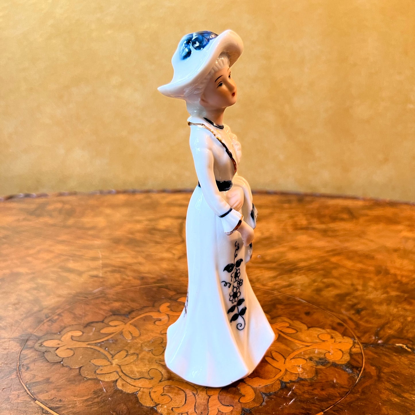 Lady Blue & White