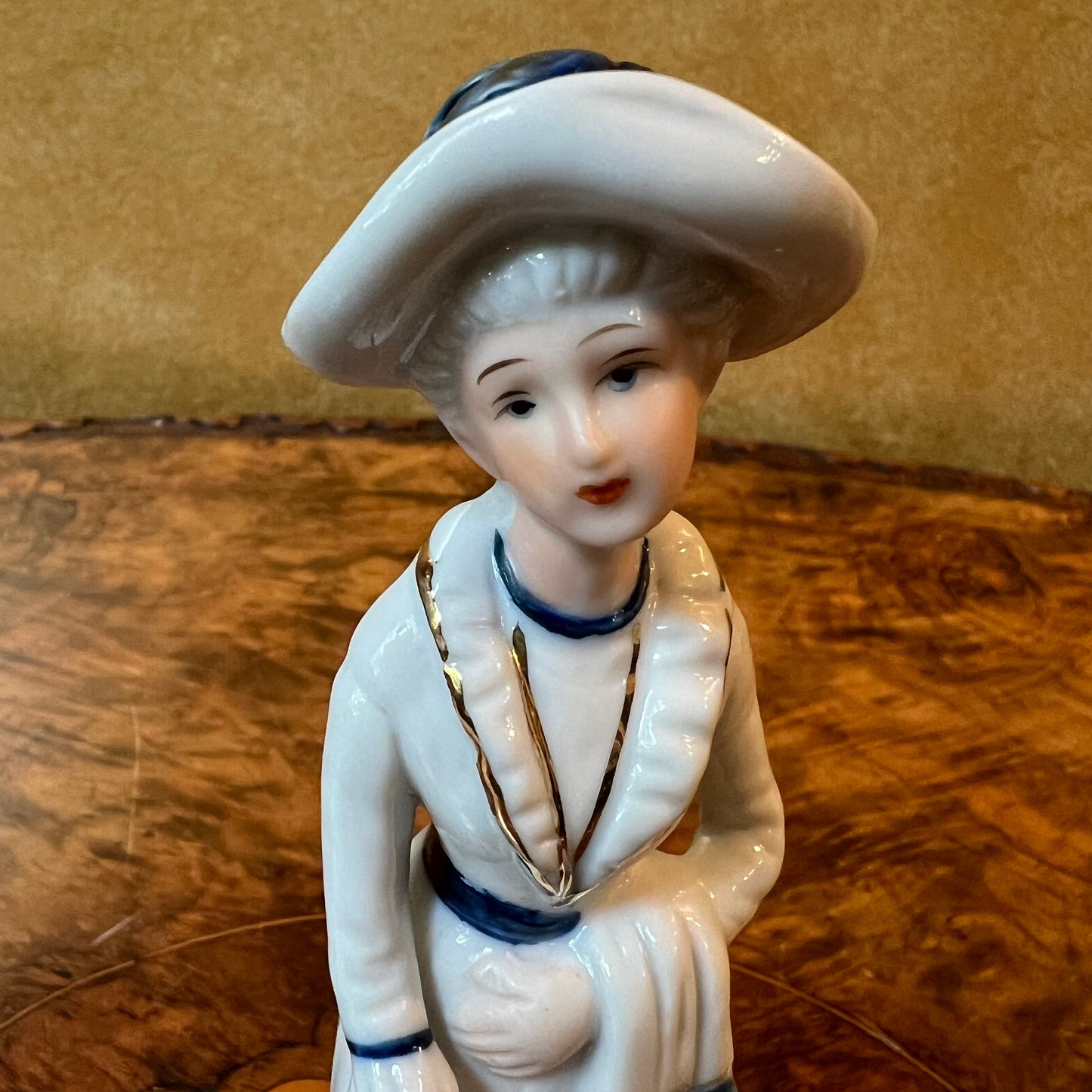 Lady figurine statue