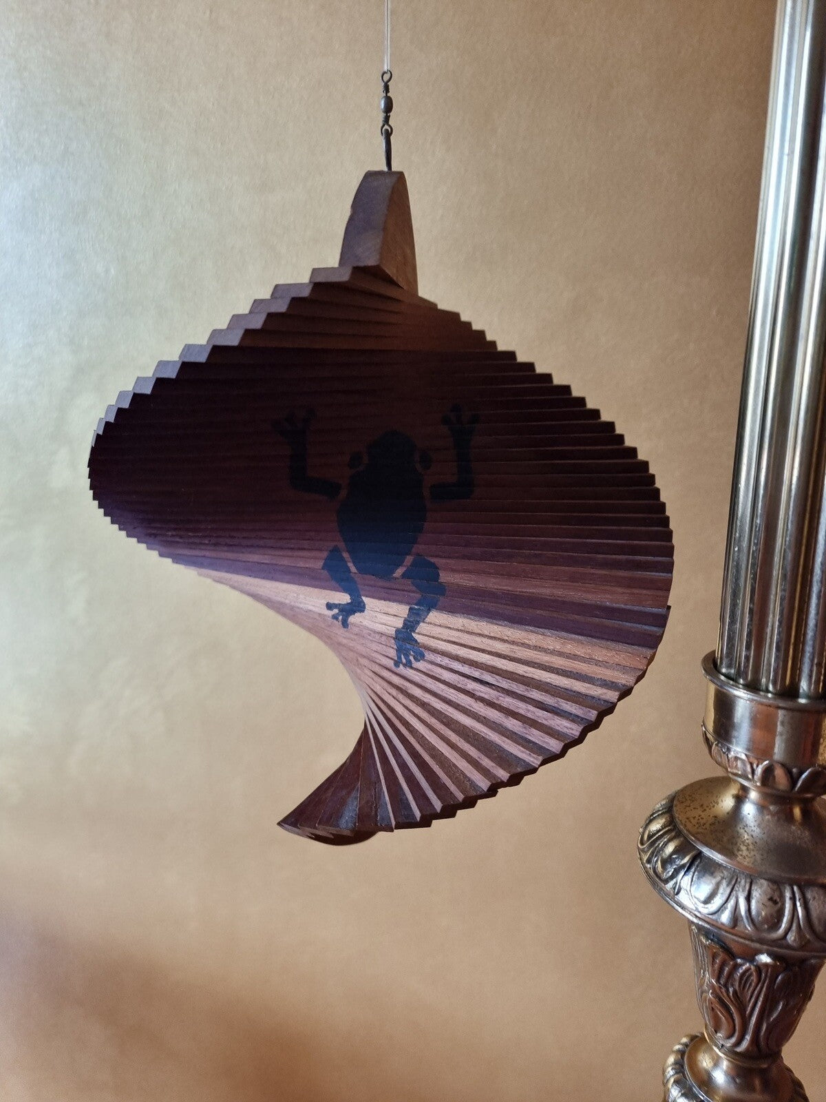 Spiral Hanging Frog Print Wind