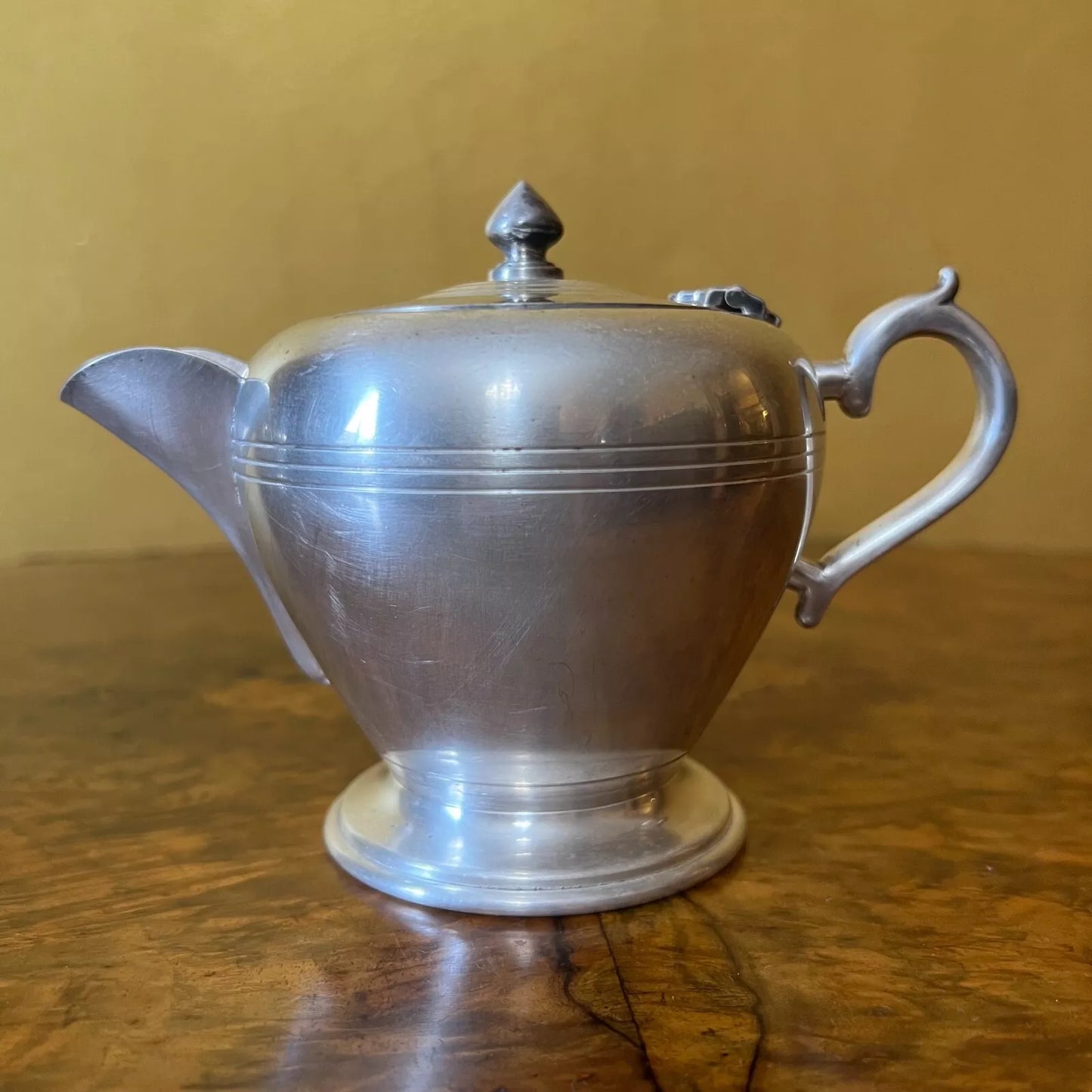 VintageCrusaderPlateTeaPot_Milk