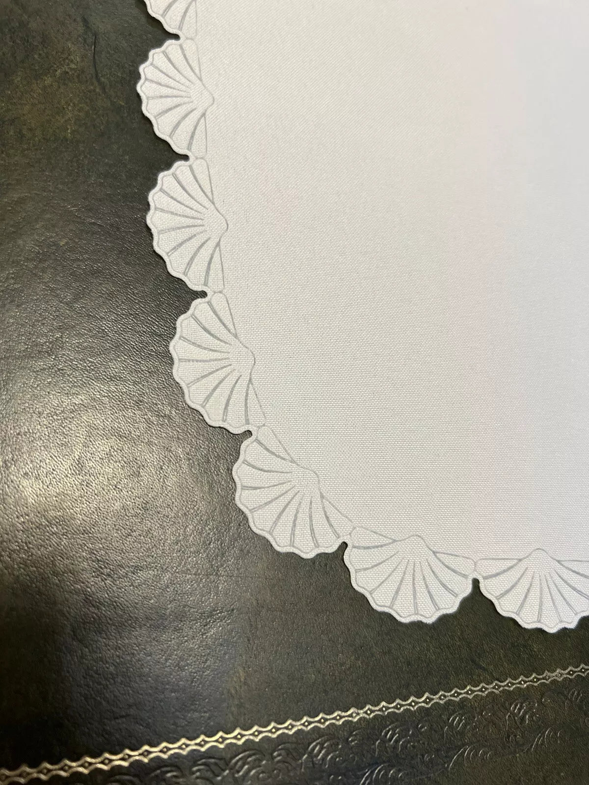Vintage cream shell edge detail napkins serviettes