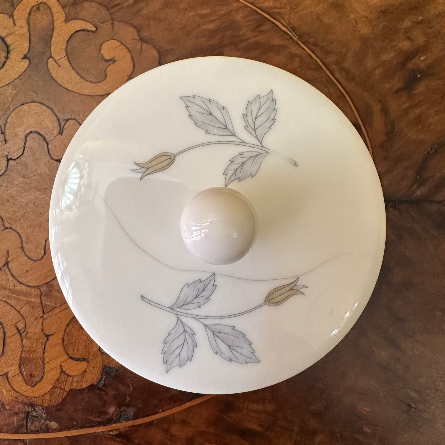 Wedgwood_Ice_Rose_Jar