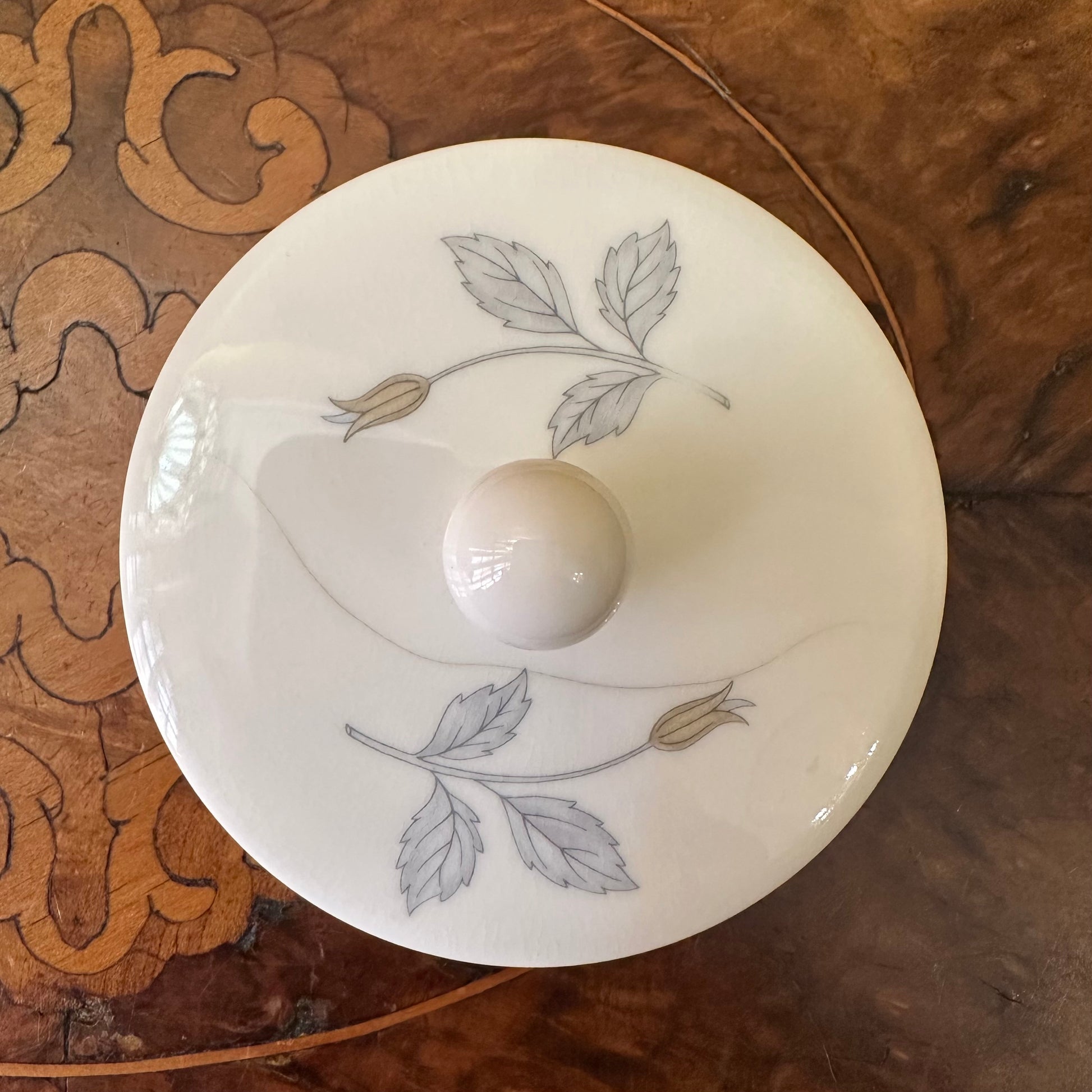 Wedgwood_Ice_Rose_Jar