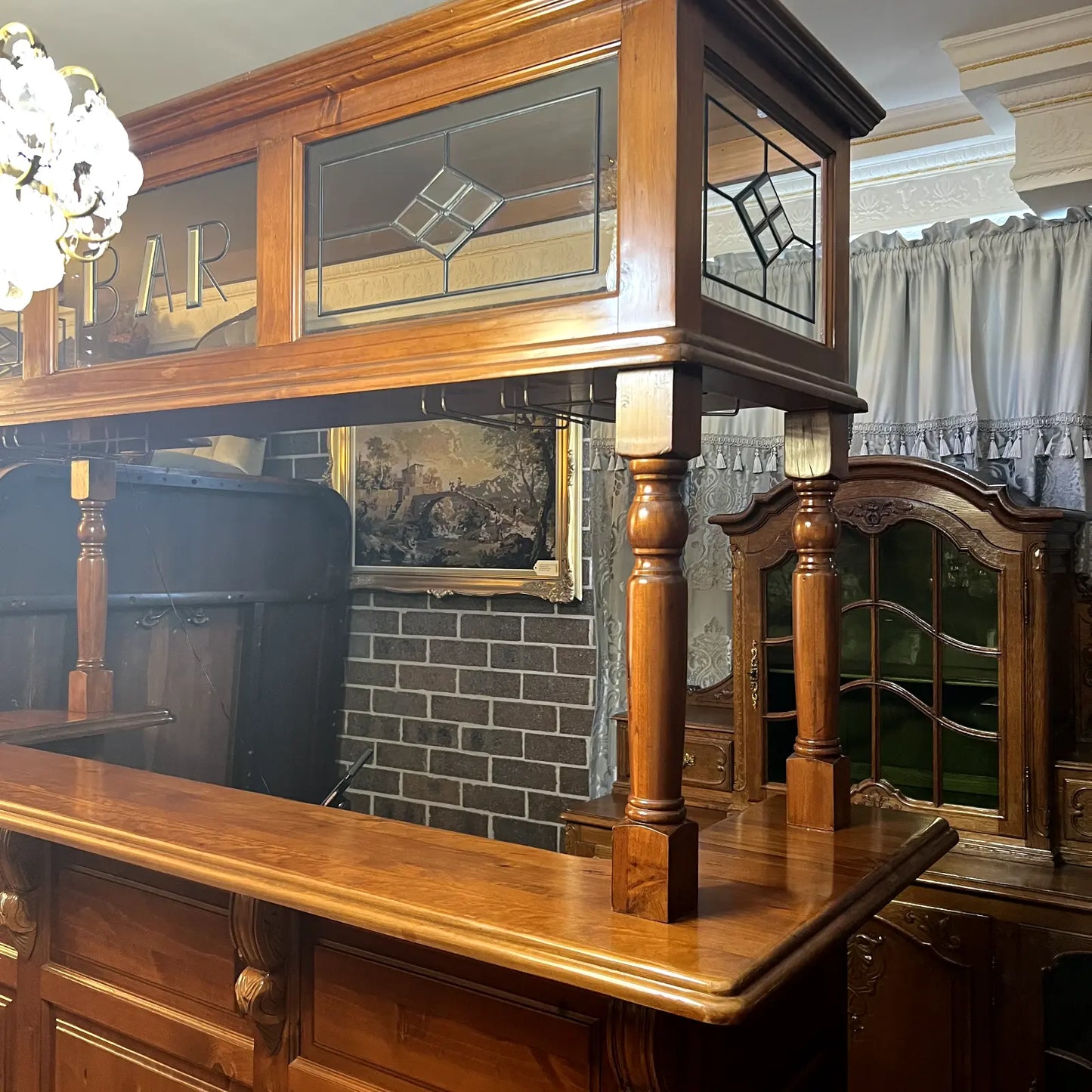 Bar with top