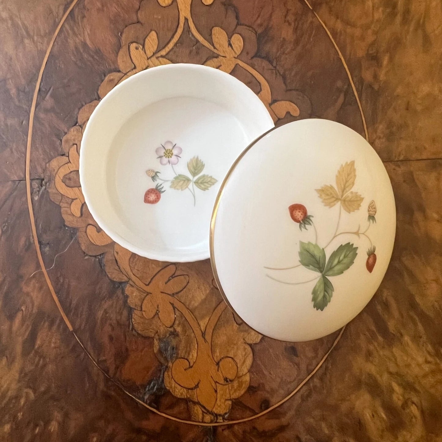 Wild Strawberry Box Wedgwood 